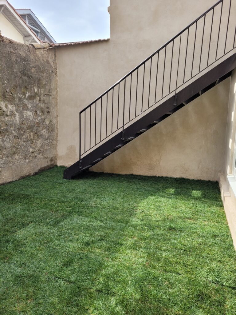 Escalier extérieur en métal à Diémoz : allier design et durabilité