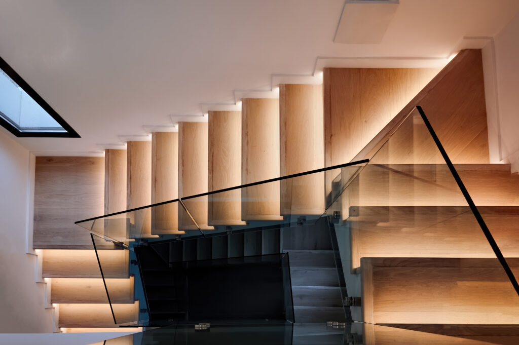 Garde-corps intérieur en verre pour escaliers.